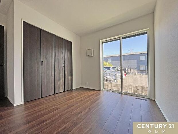 【洋室南側5.7帖】主寝室にも適した開放的な眺望の室内。大きな窓からは室内に心地よい陽光や風を運びます。