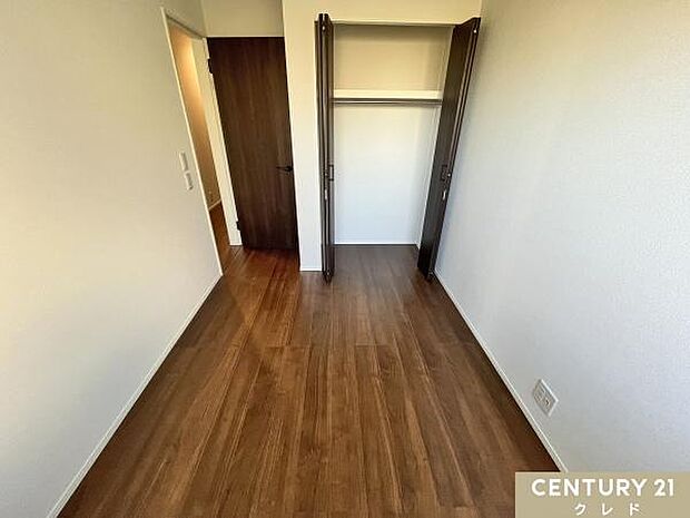 【洋室4.5帖】スマートな室内は多様な用途に柔軟に対応できる点が魅力。書斎やワークスペースなどに活用できる使い勝手の良いスペースです。