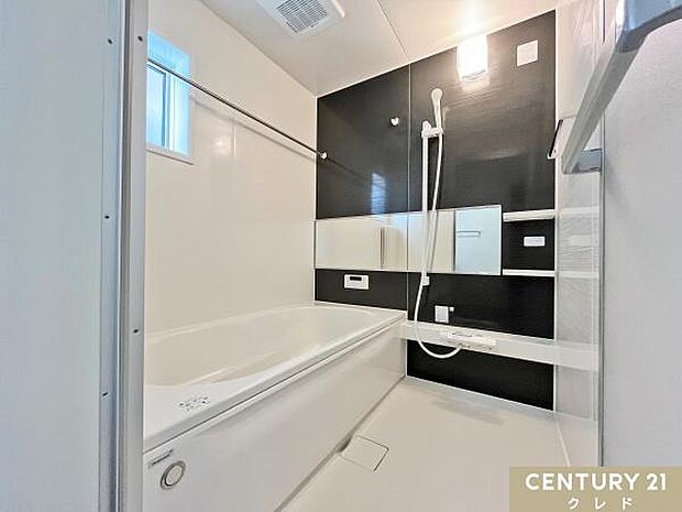 節水効果が期待できるベンチ付きのバスルーム。雨の日や花粉の季節も安心して使える浴室換気暖房乾燥機とランドリーパイプ付き。