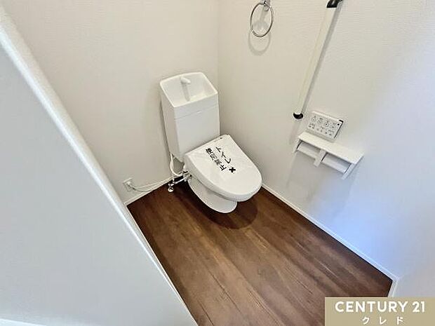 快適性と衛生面を兼ね備えた温水洗浄機能付きトイレ。壁収納を備えており、ペーパー類や小物もスッキリ収納できます。