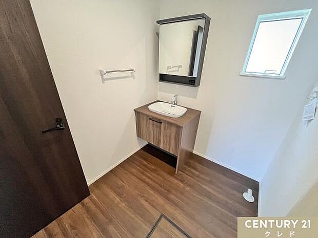 ホテルライクな雰囲気のモダンな洗面化粧台！広々としたカウンタースペースが毎朝の身支度を快適にサポートします。