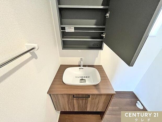 住宅全体の内装にマッチしやすいシンプルながらこだわりのあるな造り。鏡の内部は収納力も重視した快適に使える設備です。