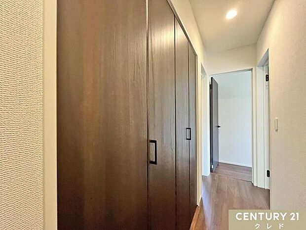 【廊下収納】日常使いの小物から掃除用具、季節物の家電まで幅広い用途の物を収納できます。廊下収納をうまく活用することで、住まい全体の整理がしやすくなり、快適な暮らしにつながります。