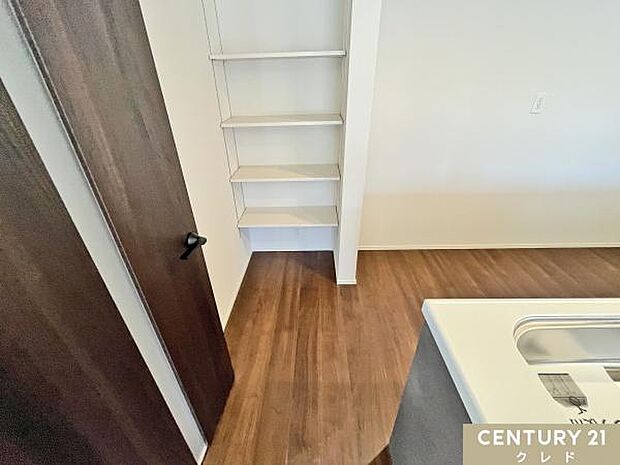 【キッチン　収納スペース】食材のストックや食器なども収納可能。棚の高さを調節できるのでデッドスペースも少なく、快適な動線を確保できます！