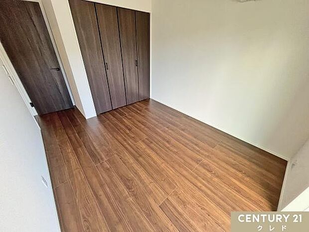 【洋室東側5.7帖】複数ある洋室は書斎など家族構成やライフスタイルに合わせてマルチに対応。机やベッドを配置し、効率的な作業空間やリラックスできる場所として活用できます。