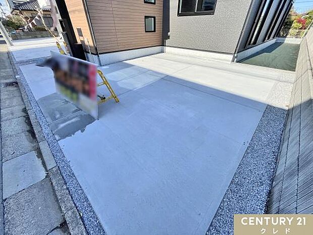 並列2台駐車可能なカースペース付き。毎日の通勤やお子様の送り迎えなど、車移動がメインの方にも嬉しいですね。