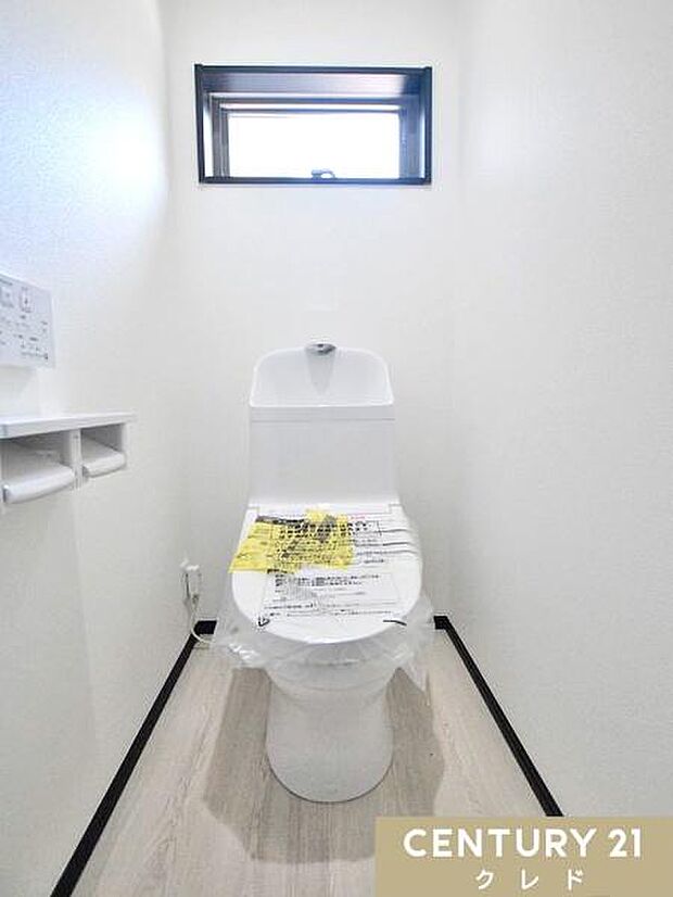 窓から自然光が入り、明るく爽やかな印象のトイレです。温水洗浄便座付きで毎日快適。お手入れもしやすく、清潔な状態を保ちやすいのも魅力です。