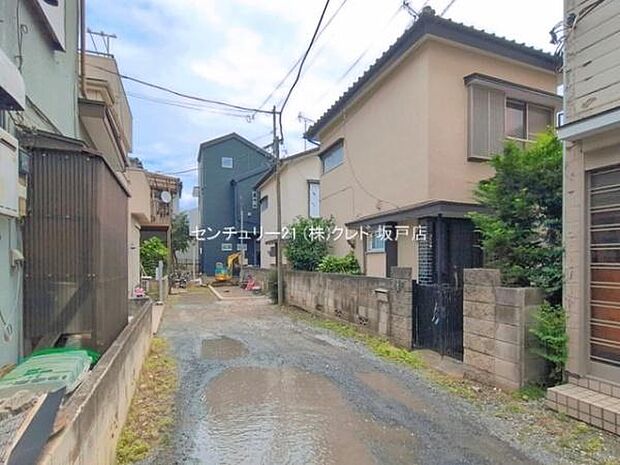 周辺にはスーパーなどの商業施設に加え、教育機関も充実。子育て世帯にも嬉しい、便利で安心な住環境が整っています。