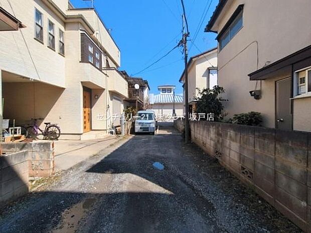 周辺にはスーパーなどの商業施設に加え、教育機関も充実。子育て世帯にも嬉しい、便利で安心な住環境が整っています。