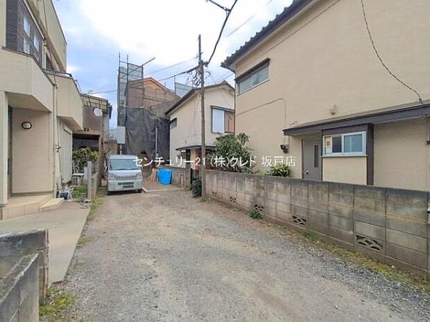 周辺にはスーパーなどの商業施設に加え、教育機関も充実。子育て世帯にも嬉しい、便利で安心な住環境が整っています。