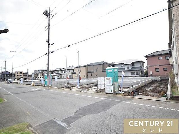 毎日の暮らしやすさが魅力の全8棟の新築分譲地。小学校へも徒歩4分と近く、お子様の安心とご家族のゆとりを叶える住環境です。