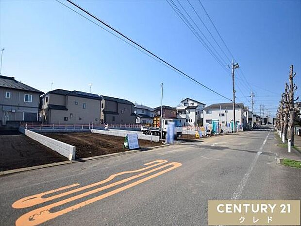 スーパーなどの商業施設や小・中学校も近く、子育て家族にもオススメの住環境です。