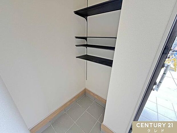 ベビーカーやゴルフバッグ、アウトドア用品など、外で使うものをそのまま収納できる土間収納。棚板の高さを自由に変えられる可動棚を採用しており、ブーツや長靴の収納にも便利です。