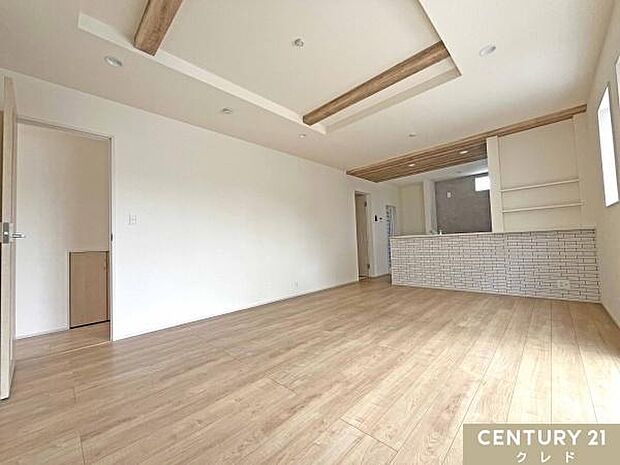 【LDK17帖】折り上げ天井と化粧梁がアクセントのおしゃれなリビング。お好きなインテリアに囲まれた住空間で癒されながら家族との時間を育むことができます。