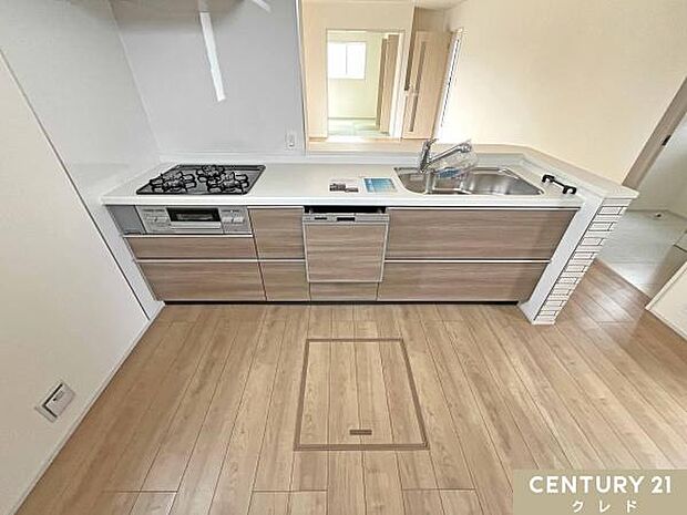 リビングで遊ぶお子さまを見守りながら調理ができる、安心の対面式キッチン。清潔感あふれる空間で、毎日の家事も楽しくなりそうです。