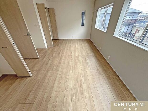 【洋室5帖+5帖】将来のライフスタイルの変化に合わせて、間仕切りで2部屋に分けることも可能なフレキシブル設計!お子様の成長や用途に合わせて柔軟に使える、明るく開放的な空間です。