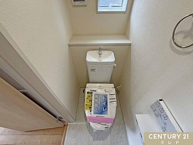 快適性と衛生面を兼ね備えたウォシュレット機能付きトイレ。窓付きで明るく、換気もしやすい空間で、日常的に清潔を保てます。