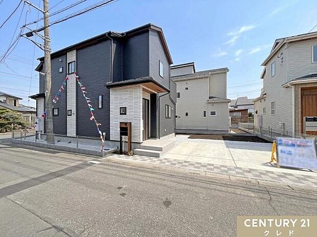毎日のお買い物に便利な商業施設や、お子様がのびのび遊べる公園が近くに揃う好立地。利便性と豊かな自然が調和した、子育てファミリーにぴったりのおすすめの住環境です。