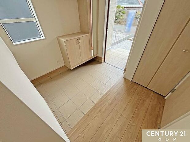 木の温もりを感じるナチュラルテイストな玄関。姿見付きのシューズボックスでお出かけ前の身だしなみチェックもスムーズにできます。