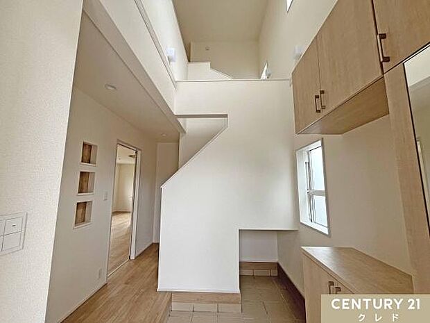 玄関上部は開放感あふれる吹き抜け仕様。高い位置に設けられた窓から自然光がたっぷりと降り注ぎ、明るくお客様をお出迎えします。