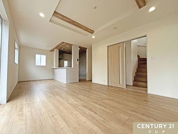 【LDK18帖】折り上げ天井と化粧梁が目を引く、デザイン性の高い約18帖のLDK。南東側に開口部を設け、明るい光がたっぷりと入る居心地の良い空間です。