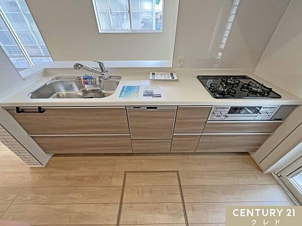 3口コンロや浄水器、家事の時短に大活躍の食洗機など、家事をサポートする設備も充実。デザイン性と機能性を兼ね備えたキッチンです。