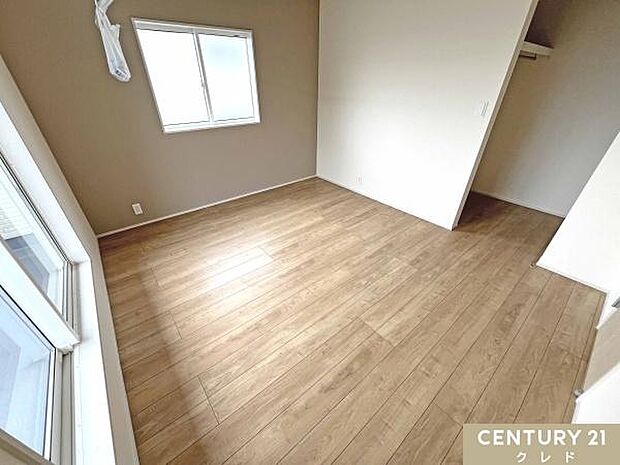 【洋室7帖】落ち着いた色合いのアクセントクロスがお洒落な、約7帖のゆとりある洋室。たっぷりと収納できるWICを備えており、衣類や季節物も綺麗に片付きます。