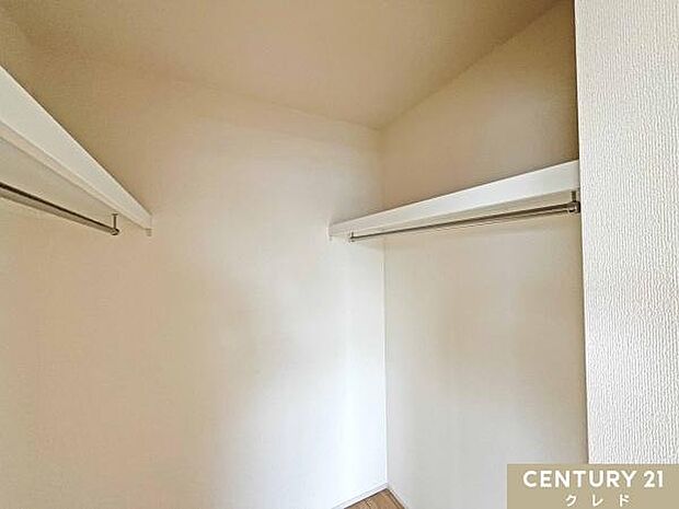 【洋室7帖】シーズン物のアウターから小物類まで、衣類もたっぷり収納できる、洋服好きにも嬉しい大容量WIC。毎日のお洋服選びも楽しみになりそうです。