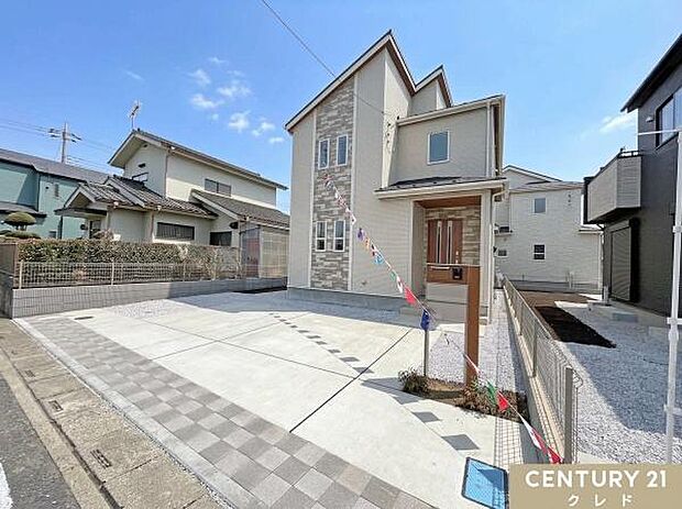 並列3台駐車可能なカースペース。通勤やお子様の送り迎え、毎日のお買い物などご夫婦でお持ちの方も便利にお使いいただけます。