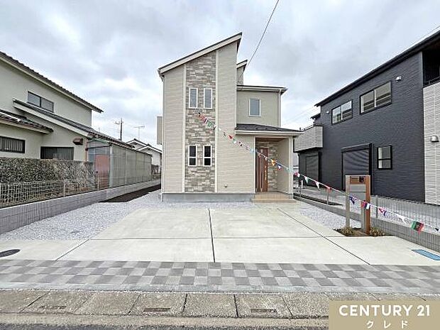 並列3台駐車可能なカースペース。通勤やお子様の送り迎え、毎日のお買い物などご夫婦でお持ちの方も便利にお使いいただけます。