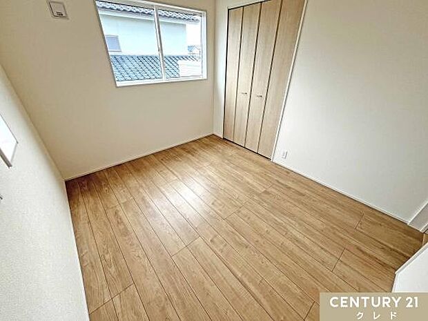 【洋室5.25帖 南東側】ホワイト×木目調の明るく清潔感のある洋室。シンプルな内装なので、お好みの家具を置いて自分好みの空間を作ることができます。