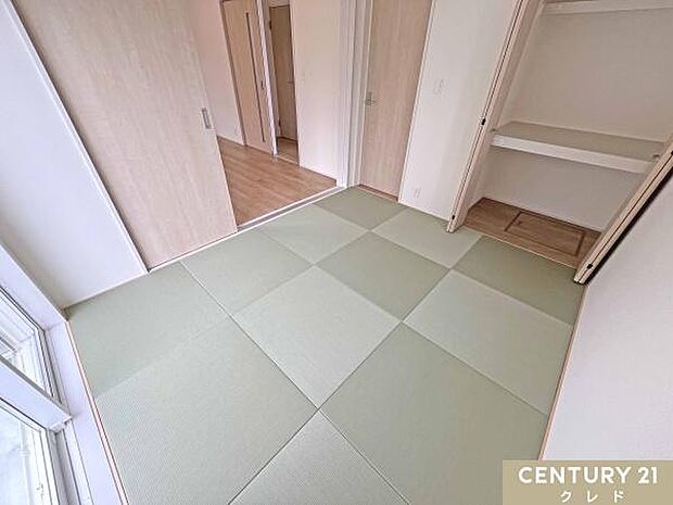 【和室5.25帖】隣接するリビングと合わせて、開放感あふれる広々とした空間に。客間としてはもちろん、お子様の遊び場やご家族のくつろぎスペースとしても活躍します。