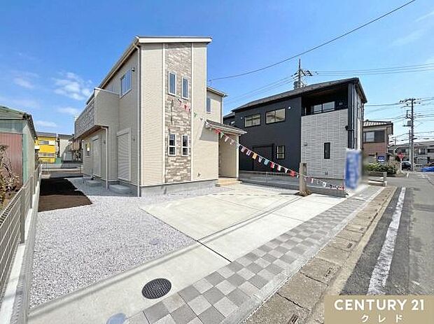 毎日のお買い物に便利な商業施設や、お子様がのびのび遊べる公園が近くに揃う好立地。利便性と豊かな自然が調和した、子育てファミリーにぴったりのおすすめの住環境です。