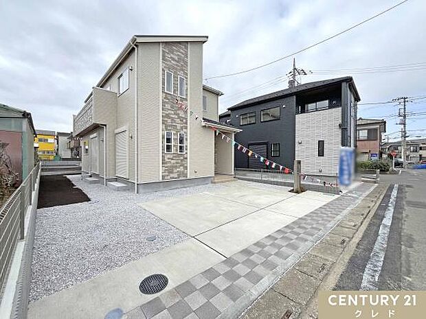 毎日のお買い物に便利な商業施設や、お子様がのびのび遊べる公園が近くに揃う好立地。利便性と豊かな自然が調和した、子育てファミリーにぴったりのおすすめの住環境です。