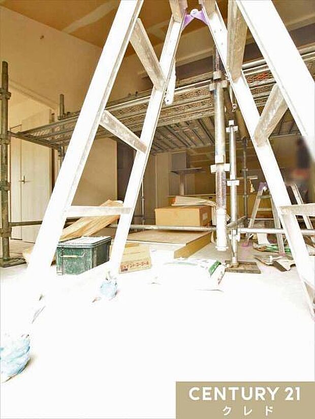 室内工事も着々と進んでいます。勾配天井×ポップアップ天井を採用したLDK17帖。完成が楽しみですね!