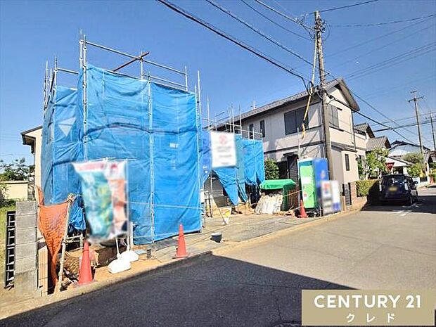 並列3台駐車可能(車種による)来客時はもちろん、将来お子様が免許取得時に便利ですね。