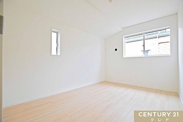【洋室6帖】天井の一部が斜めになった「母屋下がり」のお部屋。屋根裏部屋のような隠れ家感があり、子供部屋にもピッタリです。