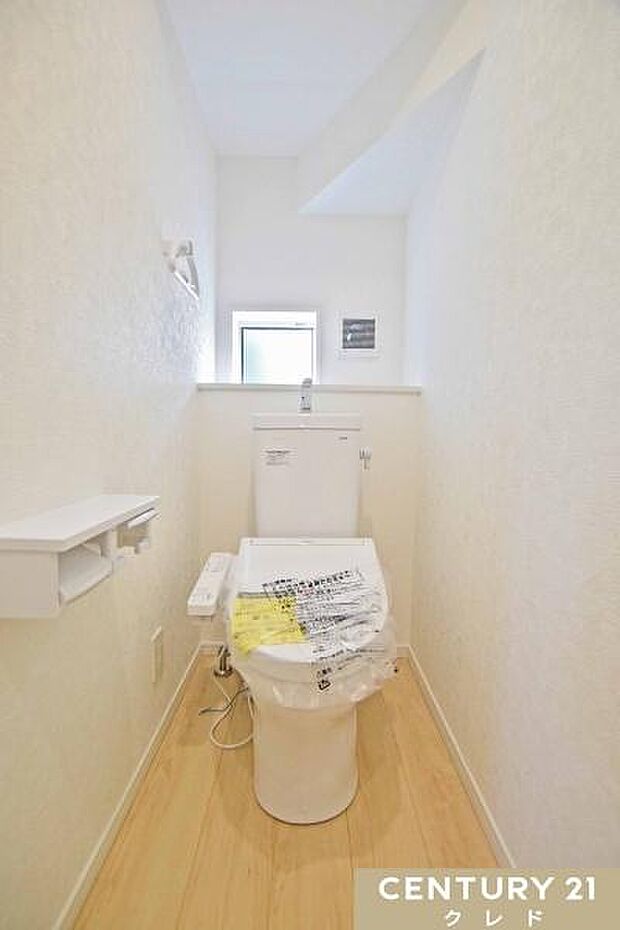 窓から自然光が入り、明るく爽やかな印象のトイレです。温水洗浄便座付きで毎日快適。お手入れもしやすく、清潔な状態を保ちやすいのも魅力です。