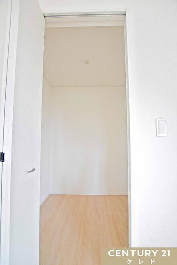 シーズン物のアウターから小物類まで、衣類もたっぷり収納できる、洋服好きにも嬉しい大容量WIC。毎日のお洋服選びも楽しみになりそうですね。