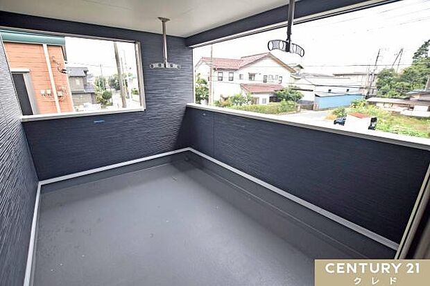 陽光がたっぷり差し込む南向きのインナーバルコニー。屋根付きなので急な雨にも慌てることなく、安心して洗濯物を干すことができます。