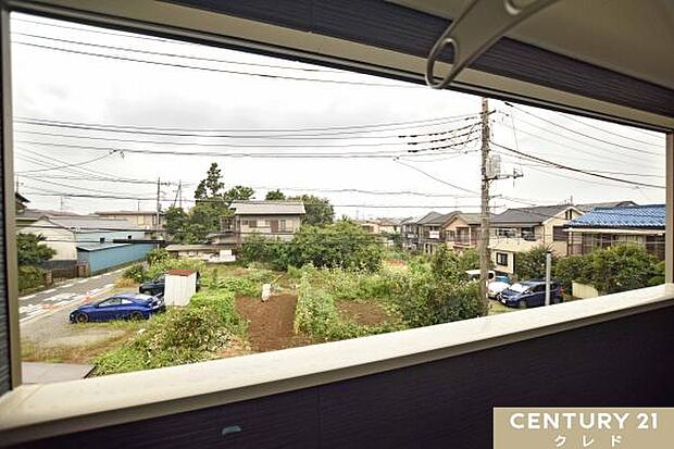 バルコニーからの眺望です。晴れた日には青空が広がり、心地よい風に包まれながら、ゆったりとした時間をお過ごしいただけます。