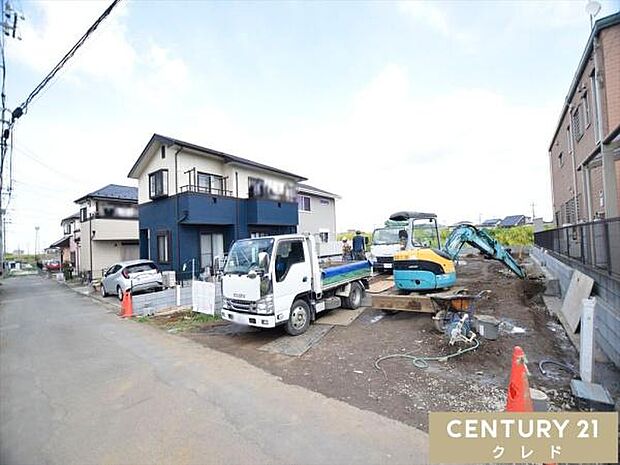 スーパーなどの商業施設や小学校、幼稚園も近く、子育て家族にもオススメの住環境です。