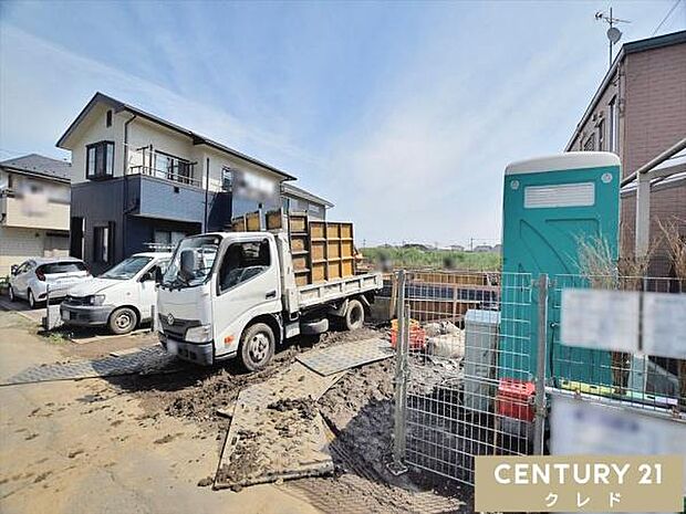 現在基礎の状態です。地盤調査を行った後に、家の面積と同じ大きさの基礎を作ることでしっかりと家を支えます。