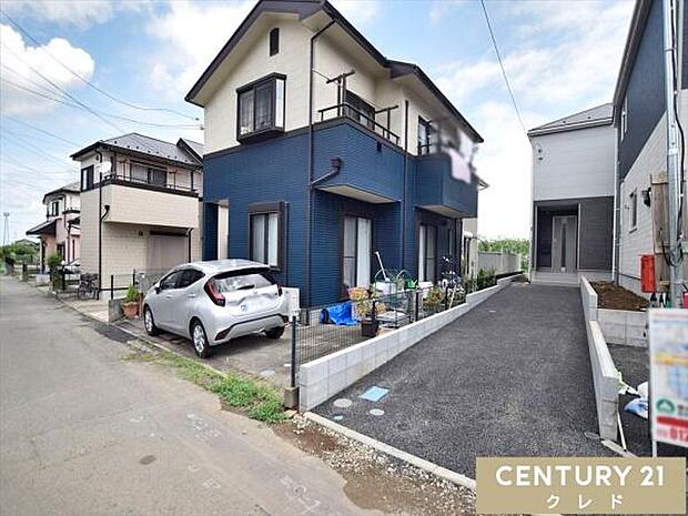道路から奥まった旗竿地のため、人目が気になりにくく静かで落ち着いた住環境です。駐車場は縦列2台分確保。来客時はもちろん、将来お子様が免許取得時に便利ですね。