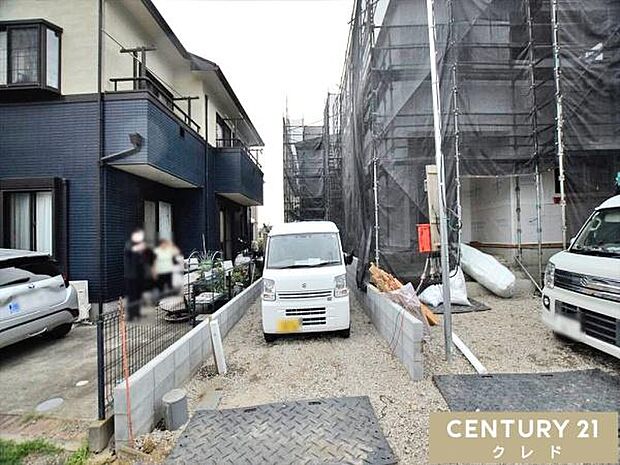 道路から奥まった旗竿地のため、人目が気になりにくく静かで落ち着いた住環境です。駐車場は全棟2台分確保。来客時はもちろん、将来お子様が免許取得時に便利ですね。