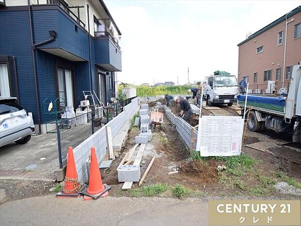 道路から奥まった旗竿地のため、人目が気になりにくく静かで落ち着いた住環境です。駐車場は全棟2台分確保。来客時はもちろん、将来お子様が免許取得時に便利ですね。
