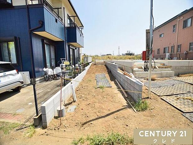 道路から奥まった旗竿地のため、人目が気になりにくく静かで落ち着いた住環境です。駐車場は全棟2台分確保。来客時はもちろん、将来お子様が免許取得時に便利ですね。