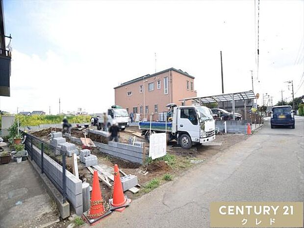 スーパーなどの商業施設や小学校、幼稚園も近く、子育て家族にもオススメの住環境です。