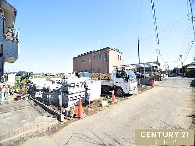 スーパーなどの商業施設や小学校、幼稚園も近く、子育て家族にもオススメの住環境です。