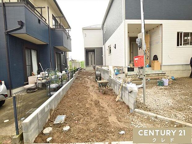 道路から奥まった旗竿地のため、人目が気になりにくく静かで落ち着いた住環境です。駐車場は全棟2台分確保。来客時はもちろん、将来お子様が免許取得時に便利ですね。